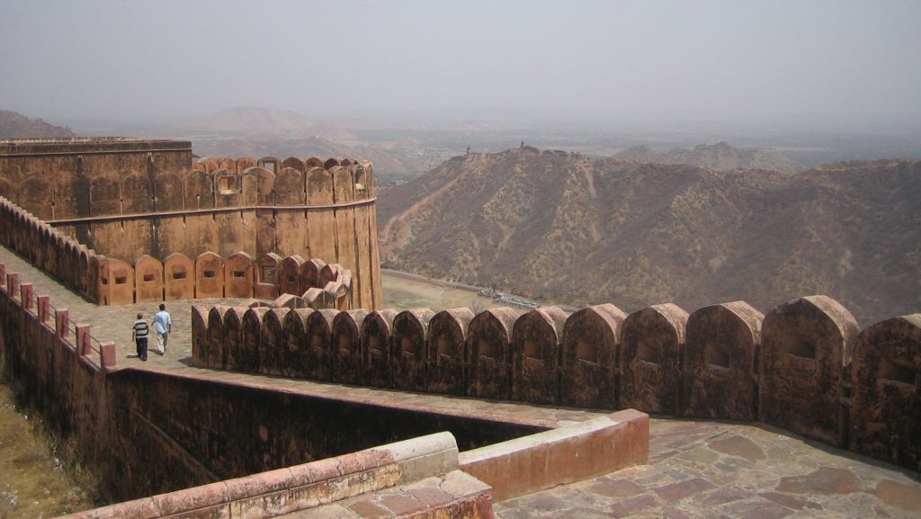 auch bei Jaipur gibt es eine große Mauer
